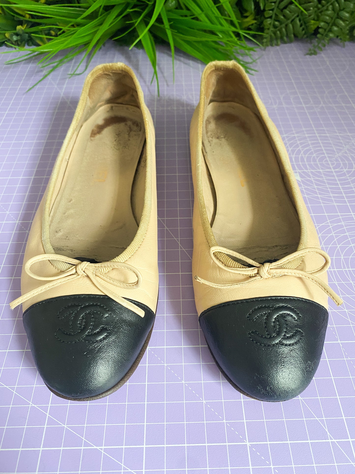 Chanel Beige Black Ballet Flats 38/5