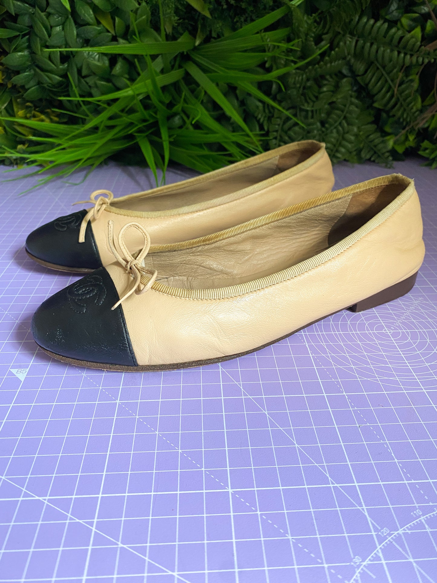 Chanel Beige Black Ballet Flats 38/5