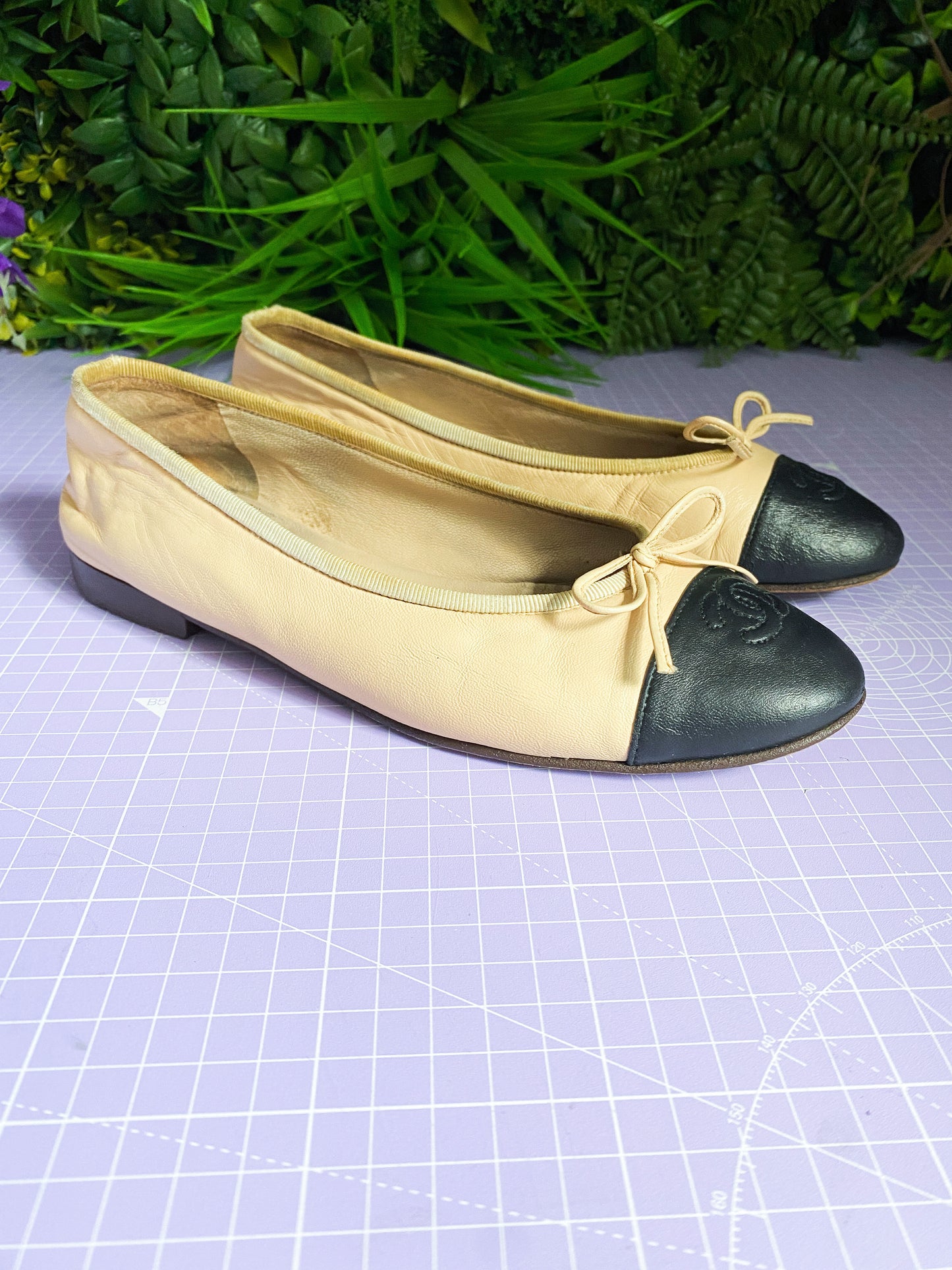 Chanel Beige Black Ballet Flats 38/5