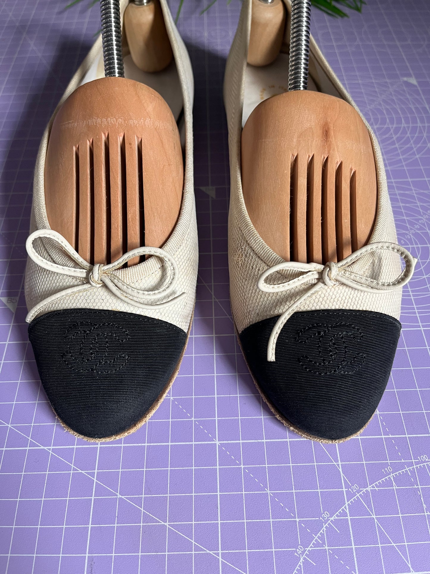 Chanel Ballet Flats in Beige Black 38C/5